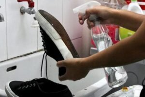 Desinfecta tu calzado al llegar a casa