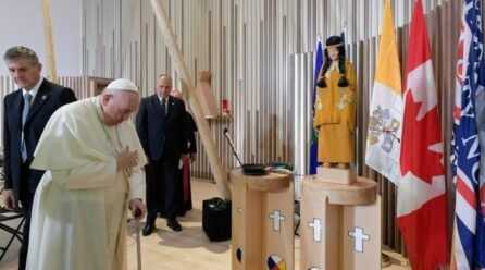 Papa Francisco llega a Canadá por la reconciliación